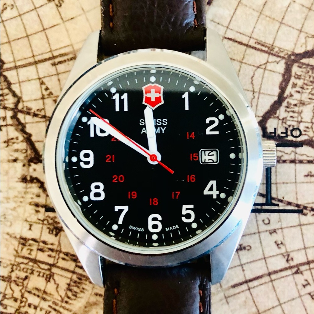 Men’s Victorinox Swiss Army watch… 241083 stainless Steel 100 meters worn once❤️
